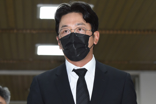 프로포폴 불법 투약 혐의로 재판에 넘겨진 배우 하정우(본명 김성훈)가 첫 공판이 열리는 10일 오전 서울 서초구 서울중앙지법 법정으로 들어가고 있다.  연합뉴스